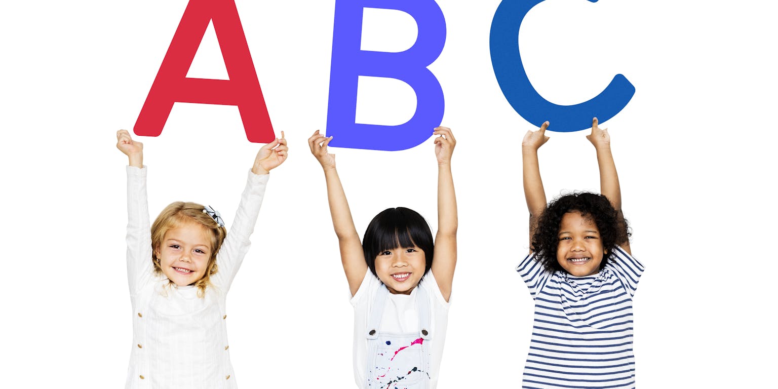 kinderen houden letters omhoog