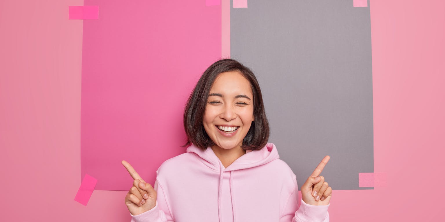 tiener met twee posters