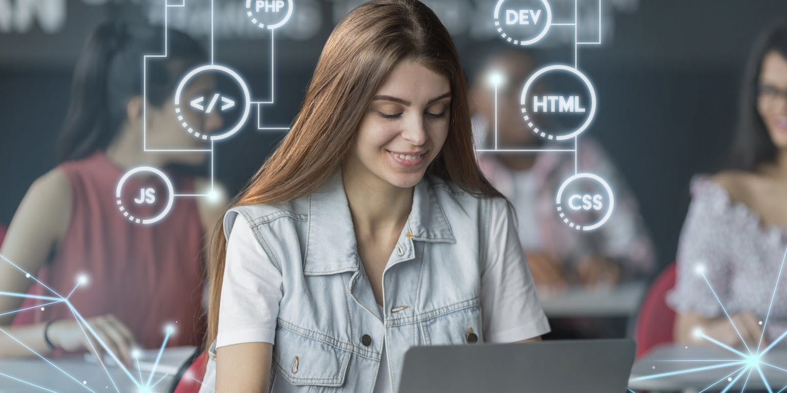 Een jonge vrouw kijkt naar een computer, op de achtergrond een collage van programmeertaal