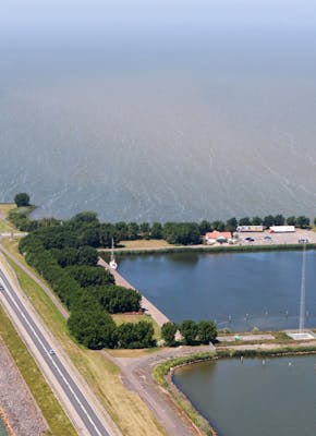 Bovenaanzicht van de Houtribdijk. Dit is een 26 km lange dam midden in het IJsselmeergebied, tussen Lelystad en Enkhuizen.