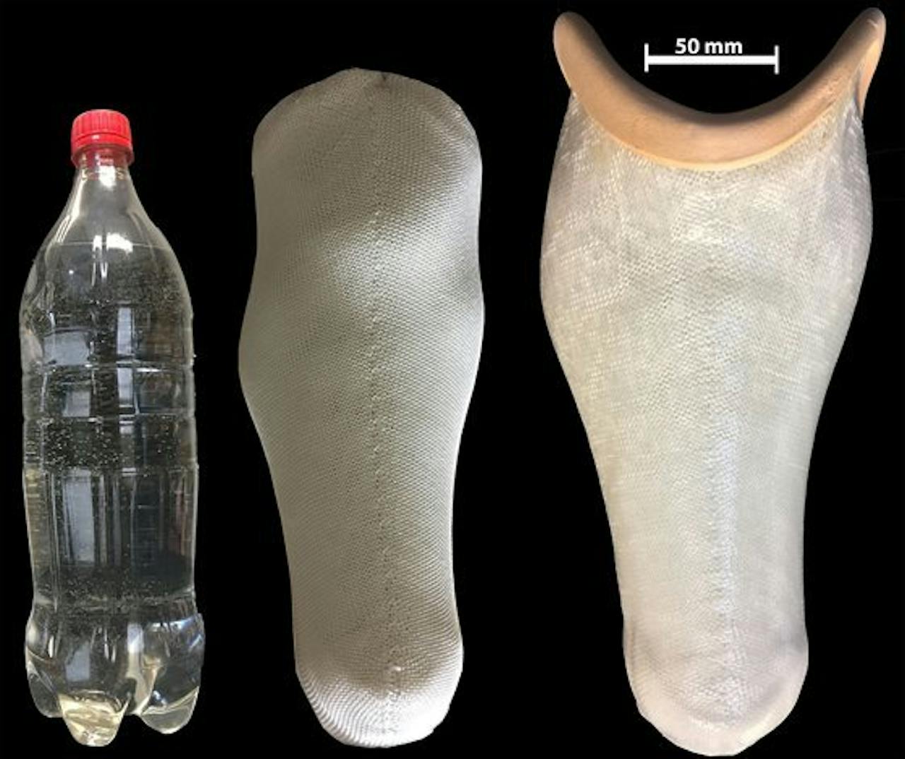 Een foto van een plastic fles en twee protheses op een zwarte achtergrond.
