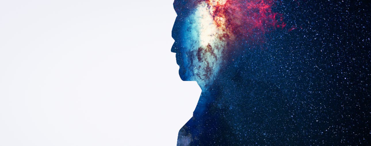 Een vorm van een gezicht met daarin een sterrenstelsel op een witte achtergrond