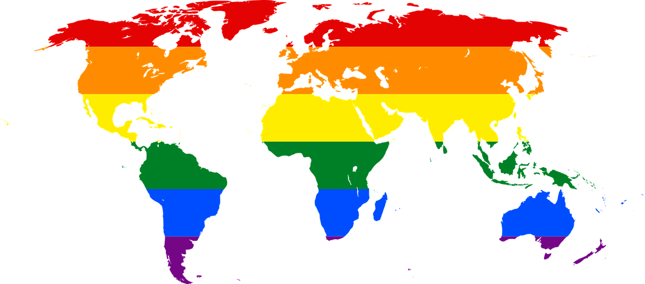Een wereldkaart met een regenboogvlag erop.