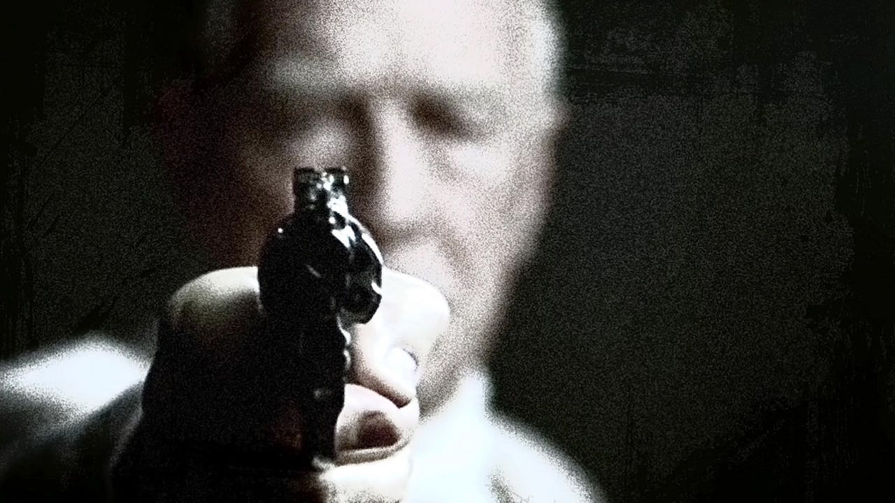 Een man met een pistool voor een donkere achtergrond.
