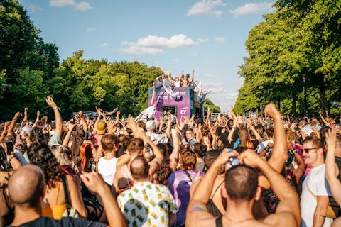 Op het festivalterrein vervagen sociale structuren, hiërarchieën en gedragsnormen, waardoor je op een andere manier jezelf kan zijn.  Mensenmassa van achteren, terwijl ze pride vieren.