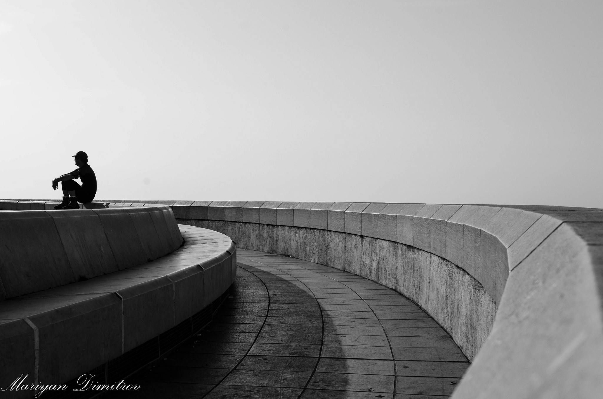 Een zwart-witfoto van een man die op een skatebaan.