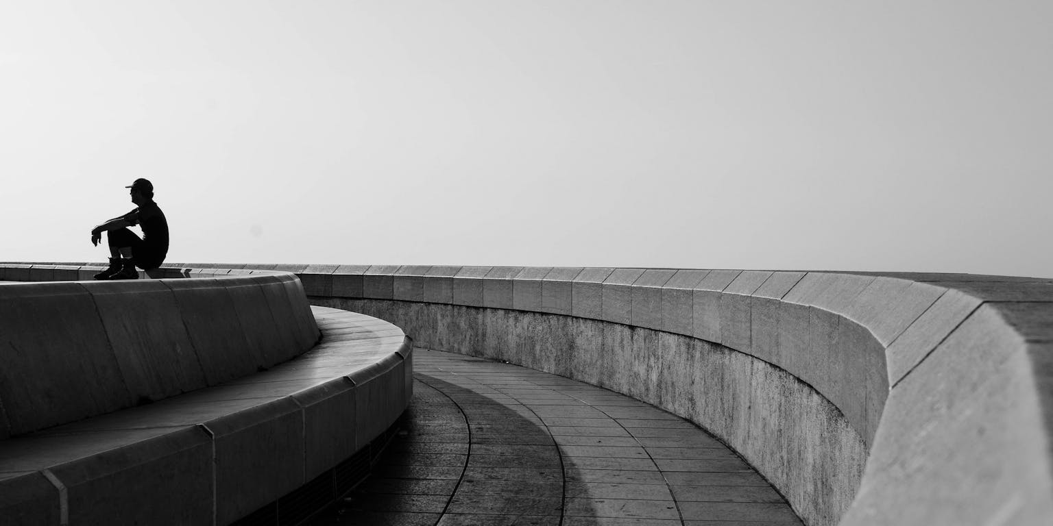 Een zwart-witfoto van een man die op een skatebaan.