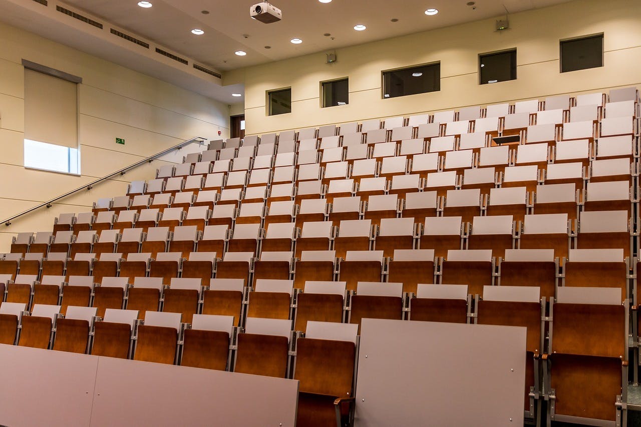 In grote collegezalen is vaak ringleiding aanwezig, waardoor een slechthorende student de spreker storingsvrij kan horen via zijn hoortoestel.