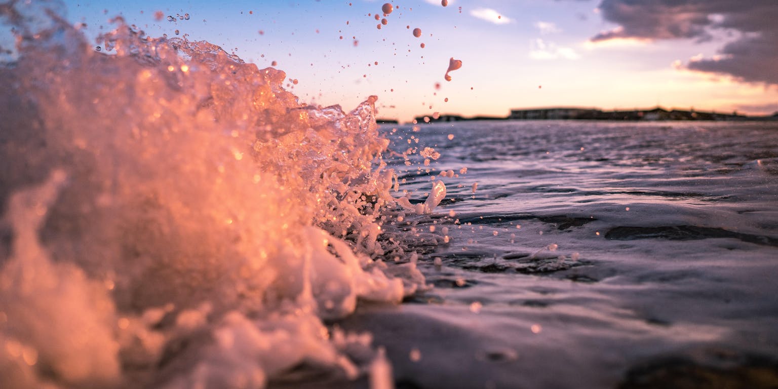 Een close-up van een watergolf in de zee.