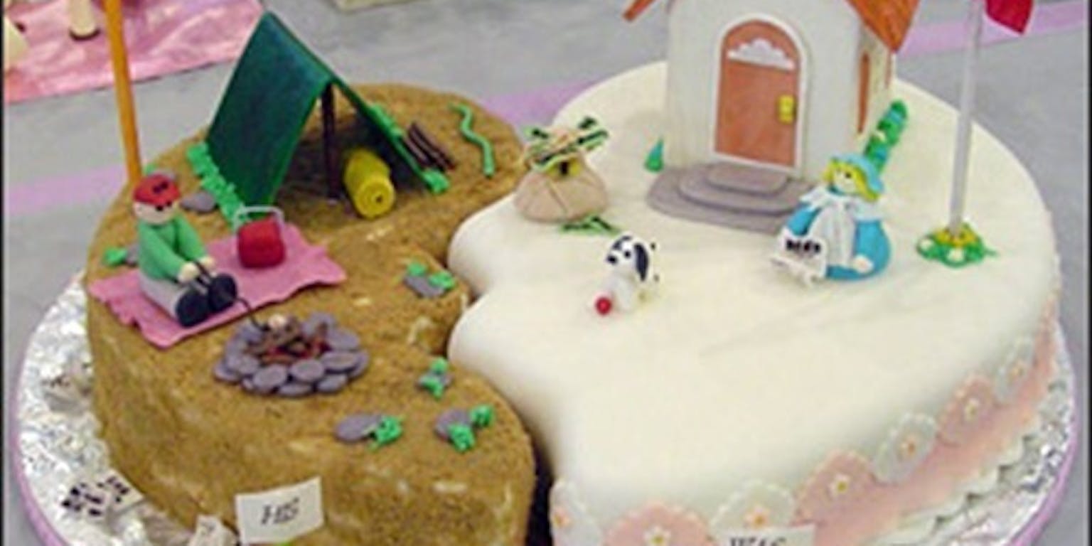 Een gebroken hartvormige taart. De scheiding is te herkennen door het gebruik van twee verschillende kleuren. Op de taart staat een huis, een tent en twee figuren.