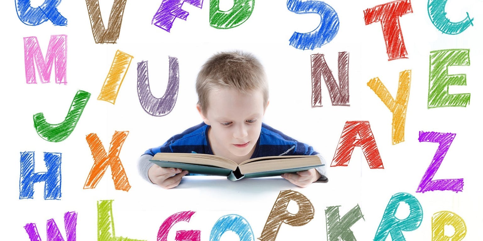 Een uitsnede van een kind dat een boek leest. Daaromheen staan gekleurde letters.