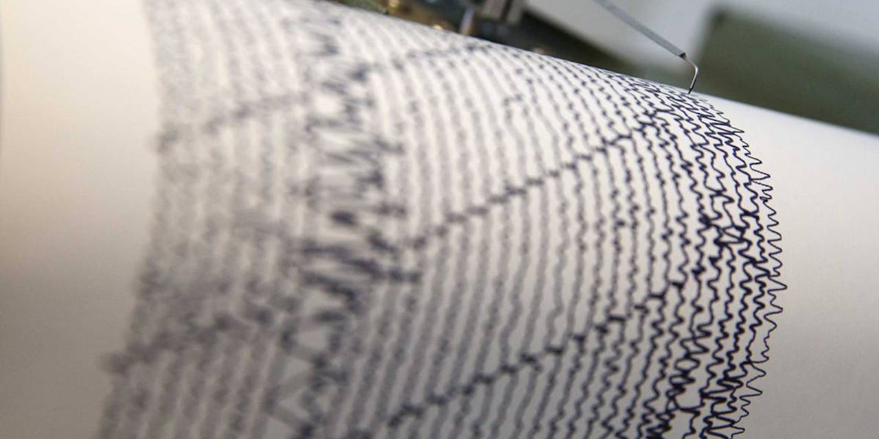 Een stuk papier met een seismogram erop.