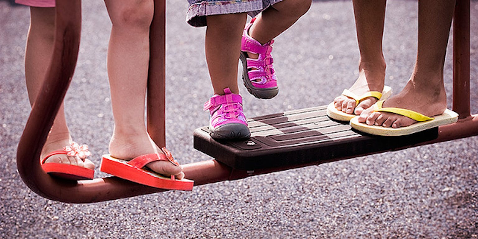 Drie kinderen in zomerse kleding.