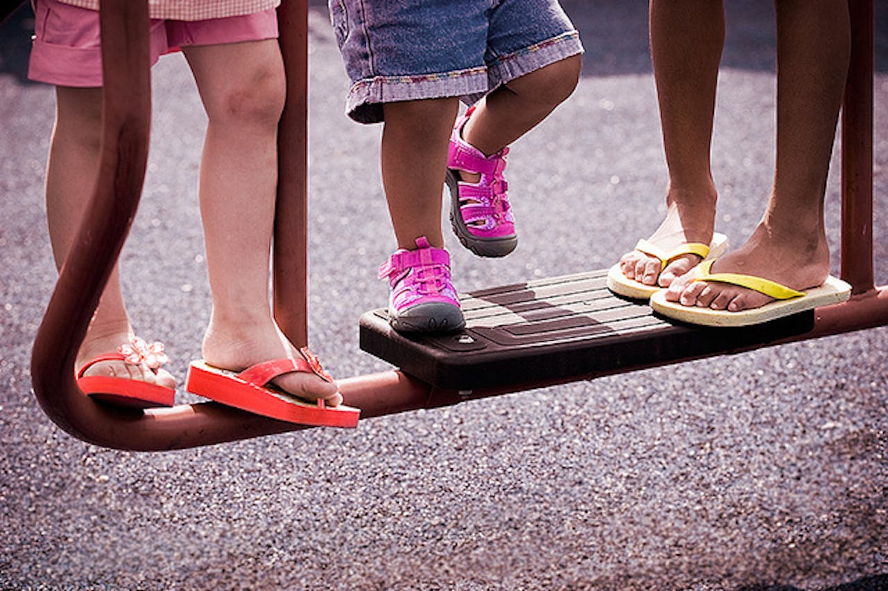 Drie kinderen in zomerse kleding.