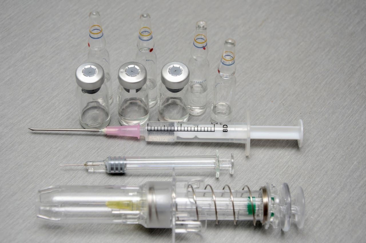 Een vrouw die een ivf behandeling ondergaat, of die haar eicellen doneert, moet hormonen injecteren waardoor er extra veel eicellen rijpen in haar eierstokken.