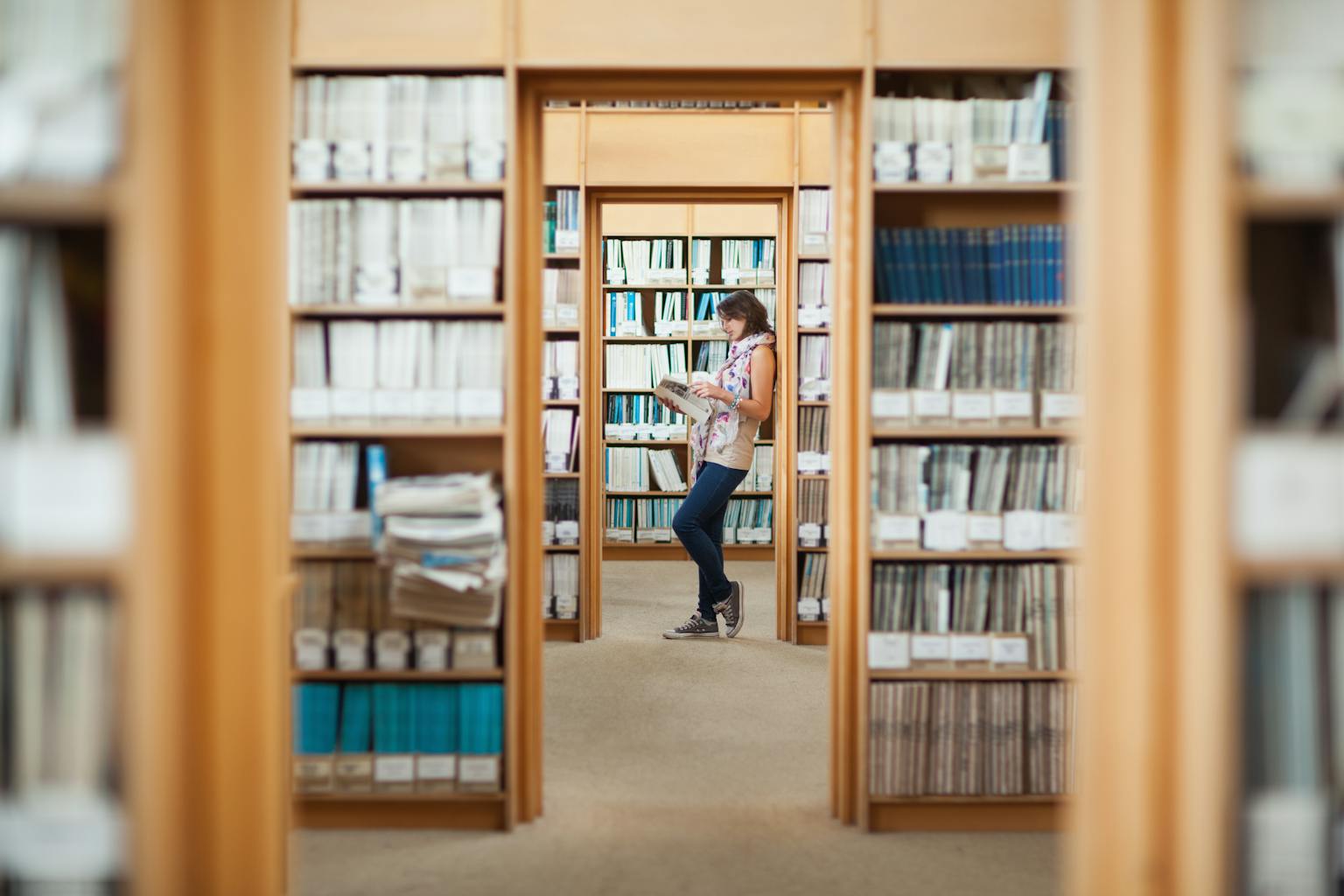 Lezende vrouw in bibliotheek