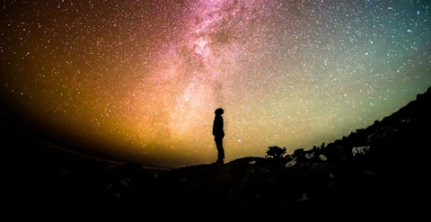 Man kijkt omhoog naar een sterrenhemel