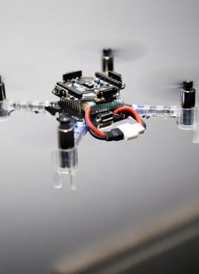 Een kleine robotdrone die door de lucht vliegt.