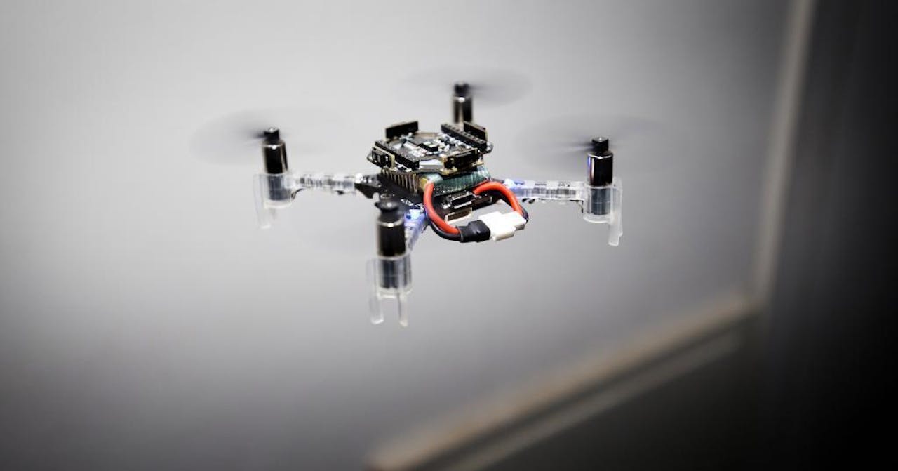 Een kleine robotdrone die door de lucht vliegt.