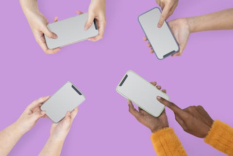 Politici zijn afhankelijk van het algoritme van socialemediaplatformen. mensen die telefoons vasthouden