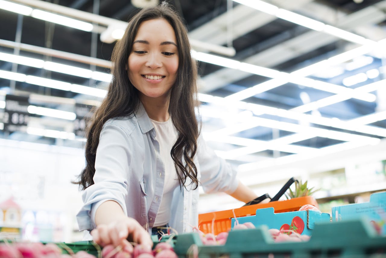 Jonge vrouw loopt door de supermarkt