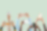 veel verschillende handen die een telefoon omhoog houden