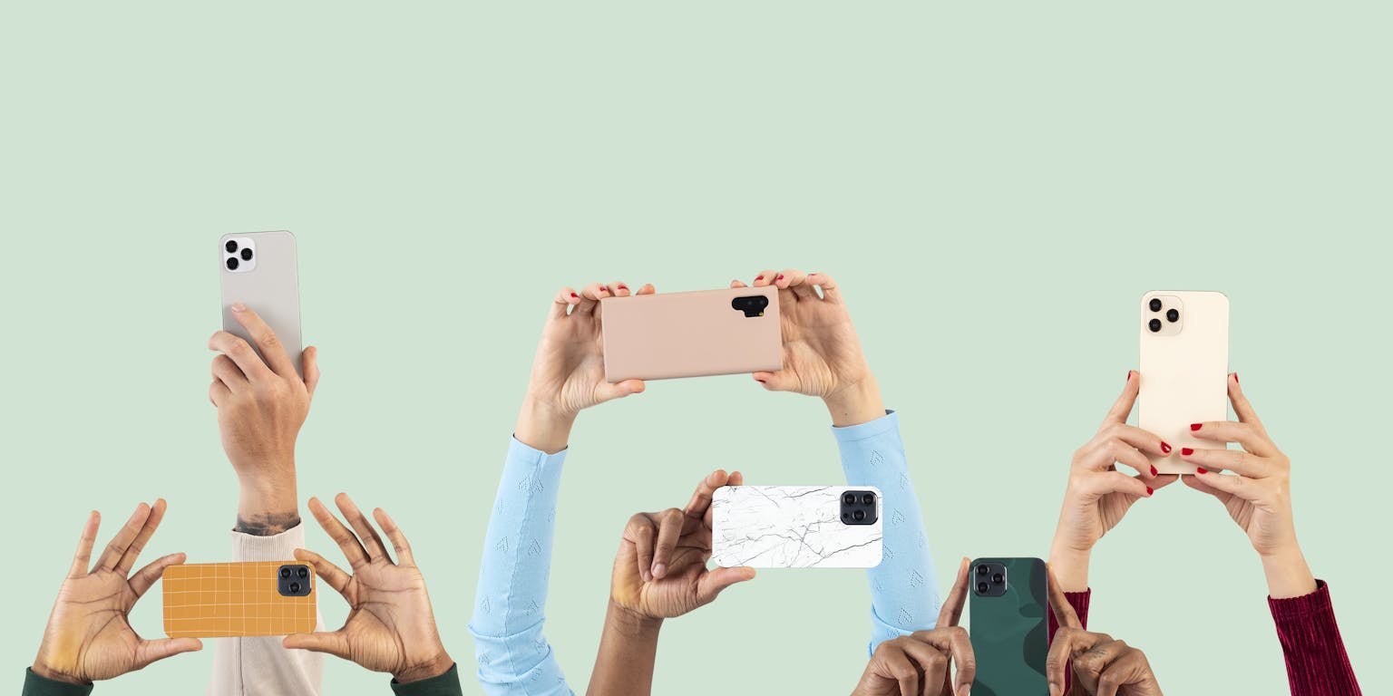 veel verschillende handen die een telefoon omhoog houden