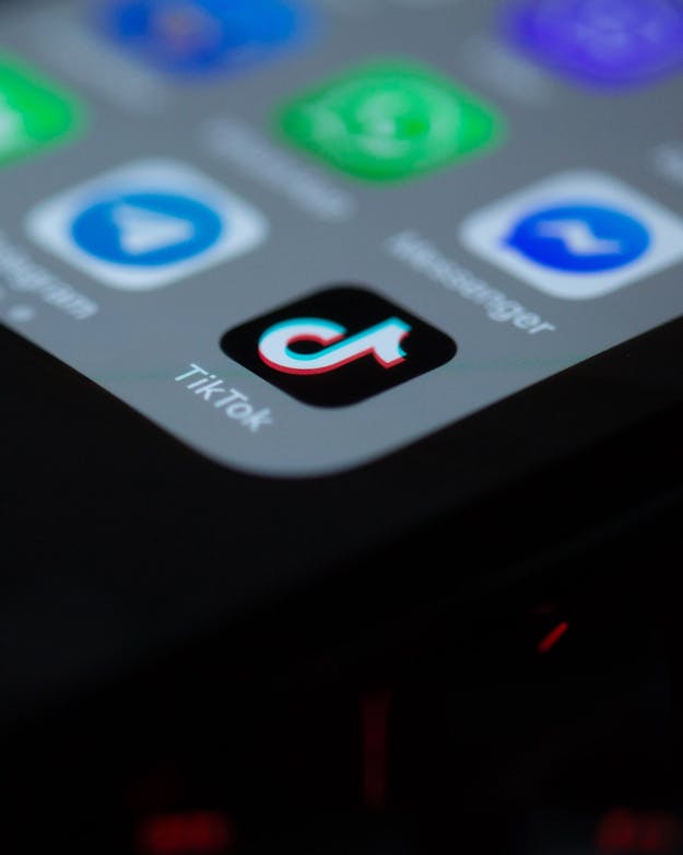 TikTok telt in Nederland maar liefst 2,4 miljoen gebruikers per dag. Ingezoomd scherm van een mobiele telefoon waarop het logo van de app TikTok is te zien.