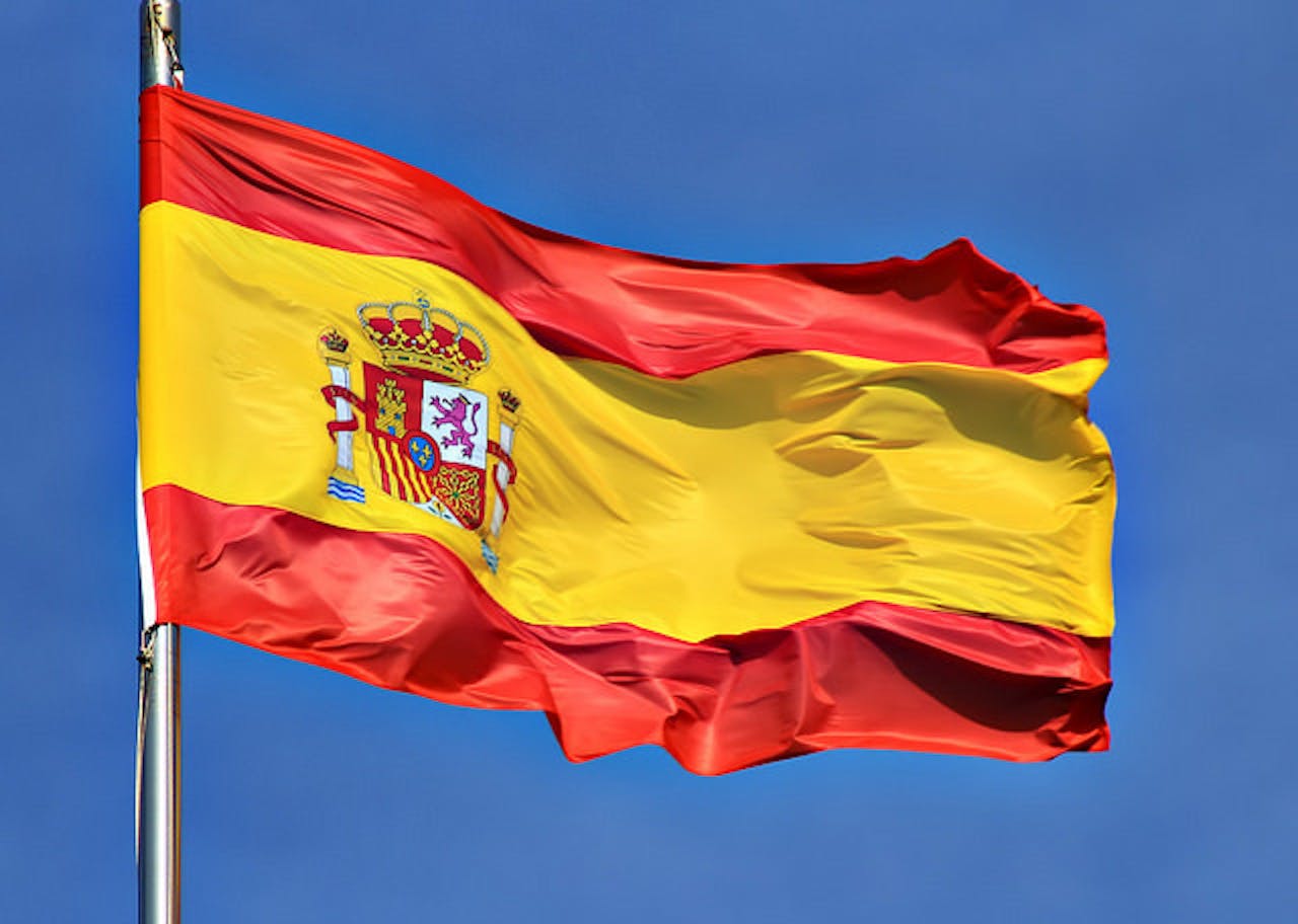 Spaanse vlag wappert in de wind.
