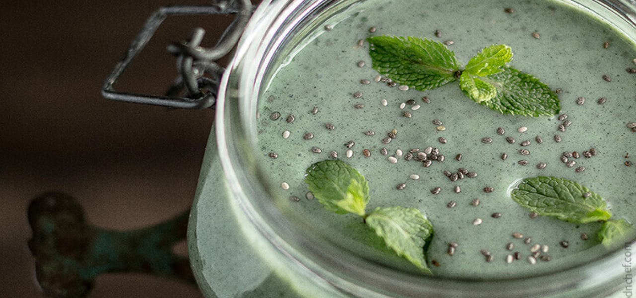 Een smoothie in een glazen pot.