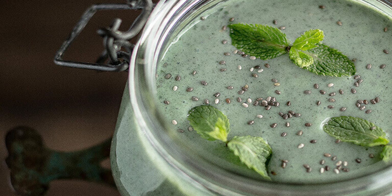 Een smoothie in een glazen pot.