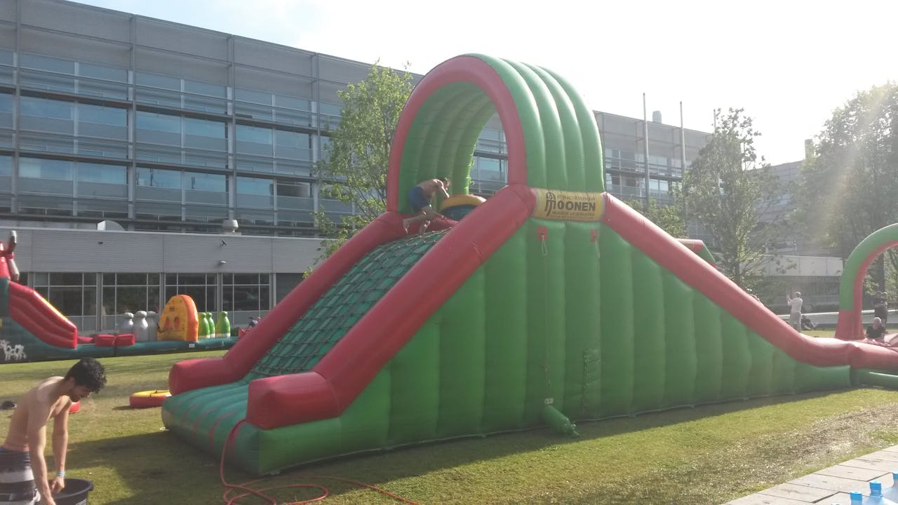 Luchtkastelen beklimmen.
