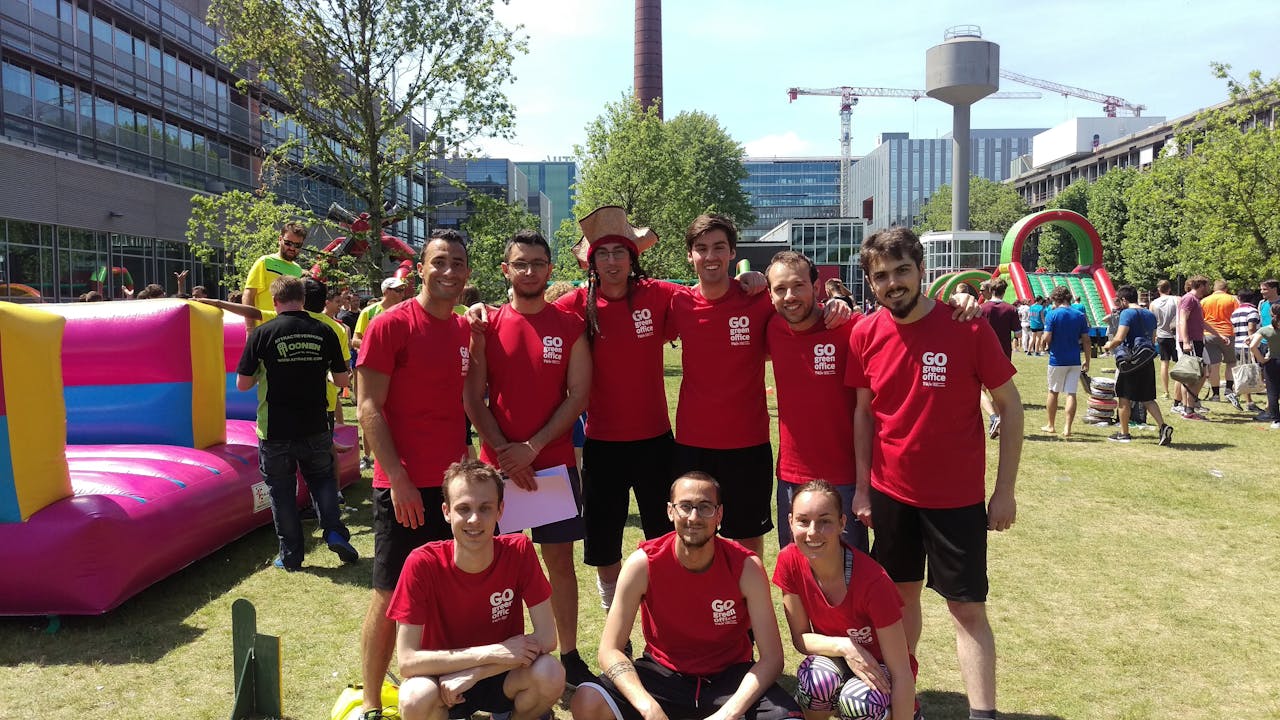 Het sportteam van Clara, met Clara helemaal rechts onder.