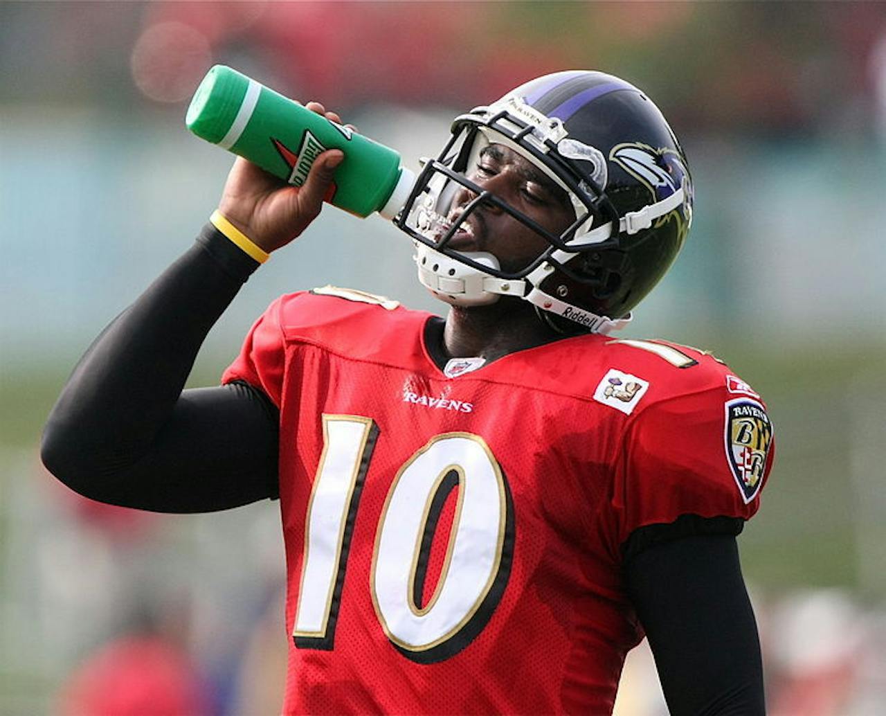 Een Baltimore Ravens-speler die uit een groene fles drinkt.