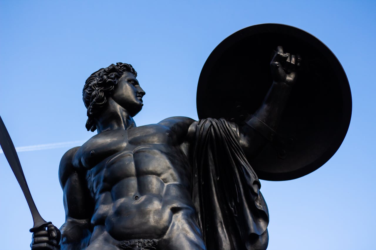 Mythologische figuren zoals Hades of Achilles brengen sterke emoties teweeg. Standbeeld van Achilles met speer en schild