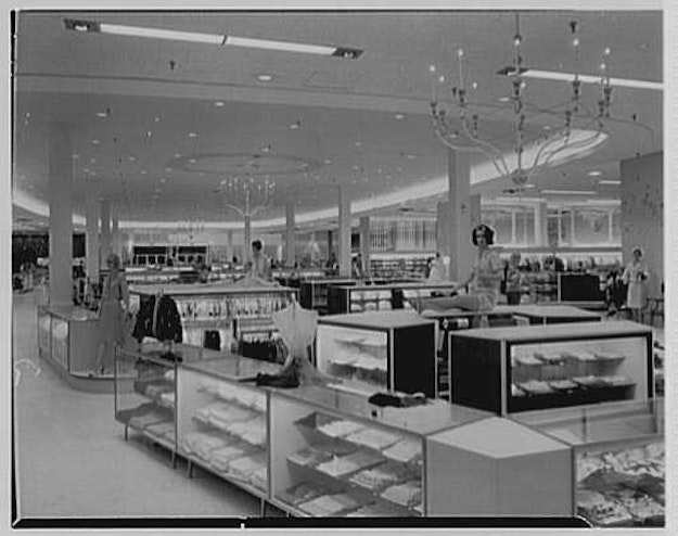 Zwartwit foto van een lees Amerikaans warenhuis in de jaren zestig