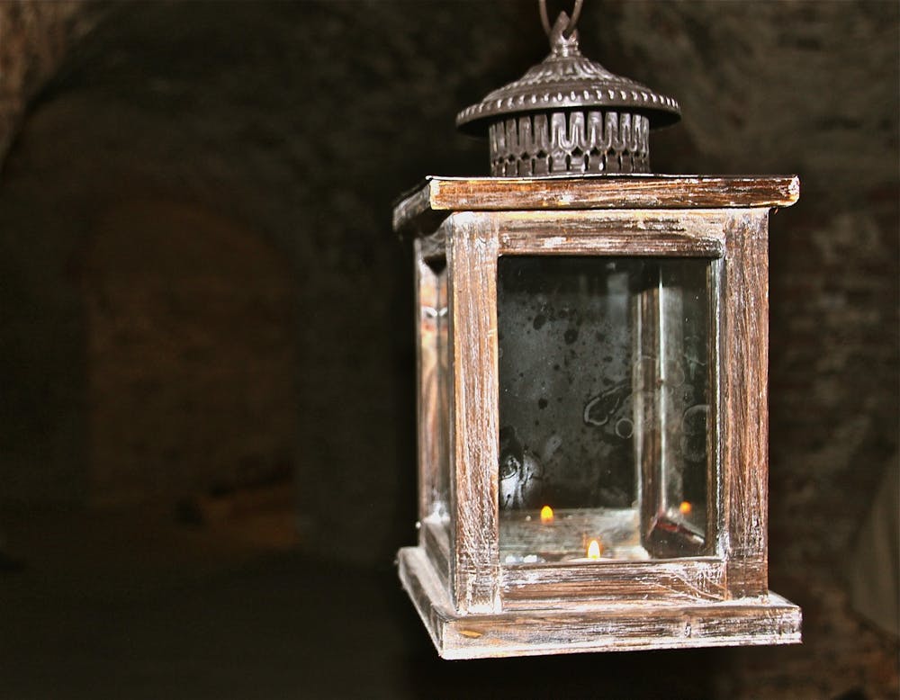 <p>Lang geleden werd dit gebouw gebruikt om de stad te verdedigen. Als je je ogen dicht doet hoor je nog de strijdkreten door de gangen galmen. Je waant je terug in de tijd. Een kanon gaat af. Om je heen zijn er honderden mannen tot bloedens toe aan het vechten.<br />
Weer terug in de werkelijkheid. Je lantaarn werpt een akelige schaduw op de muren.</p>