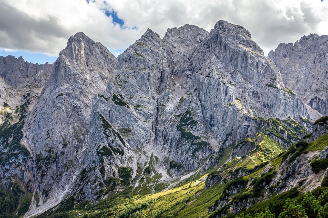 Een bergketen midden in een vallei.