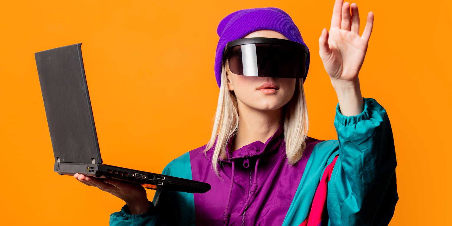 jonge vrouw met verschillende technologie: oculus bril en laptop in kleurrijke omgeving