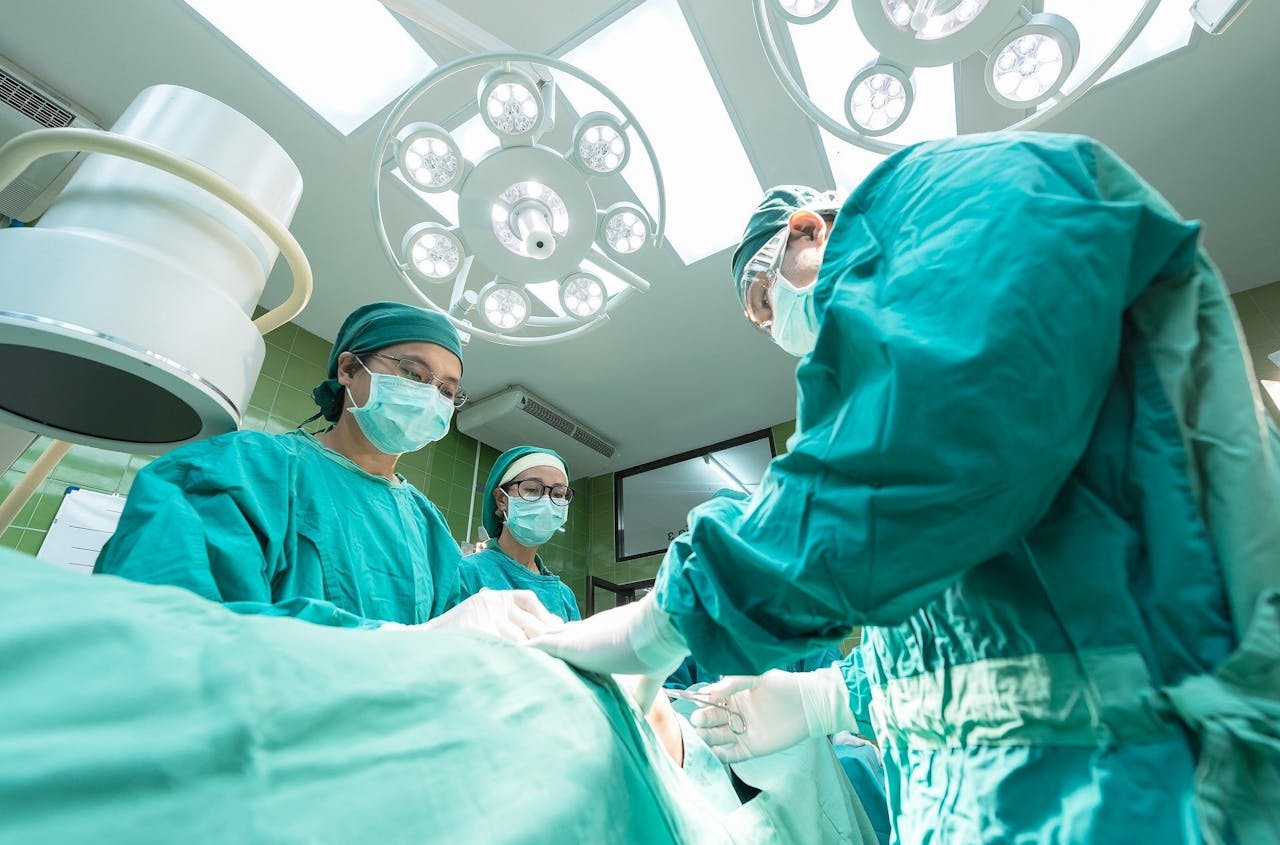 Chirurgen opereren een patiënt in een operatiekamer.