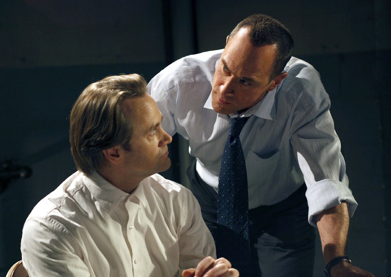 Inspecteur Stabler uit de Amerikaanse misdaadserie Law & Order voelt een verdachte eens goed aan de tand