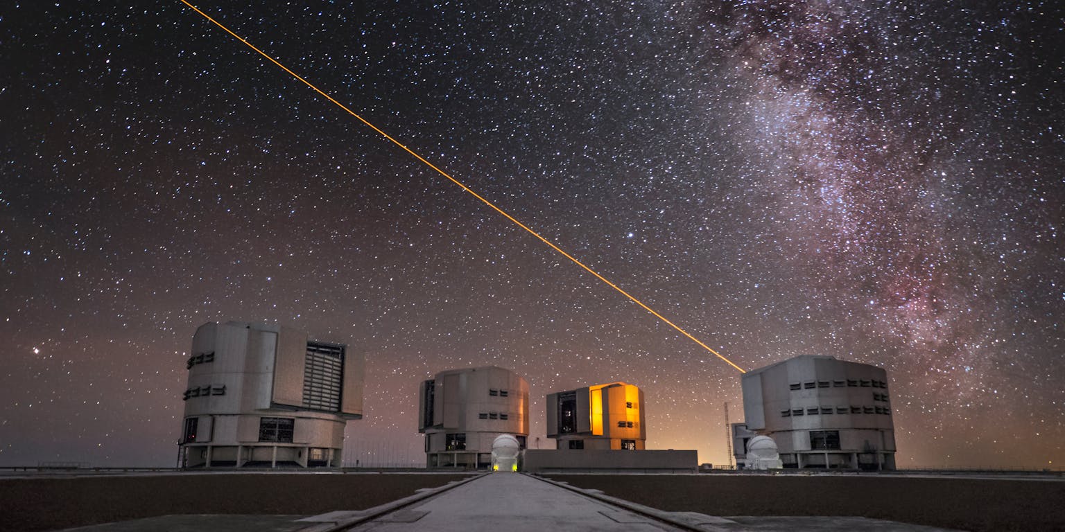 De Unit Telescopes van de Very Large Telescope (VLT) op ESO's Paranal Observatorium, hier onder de Melkweg.