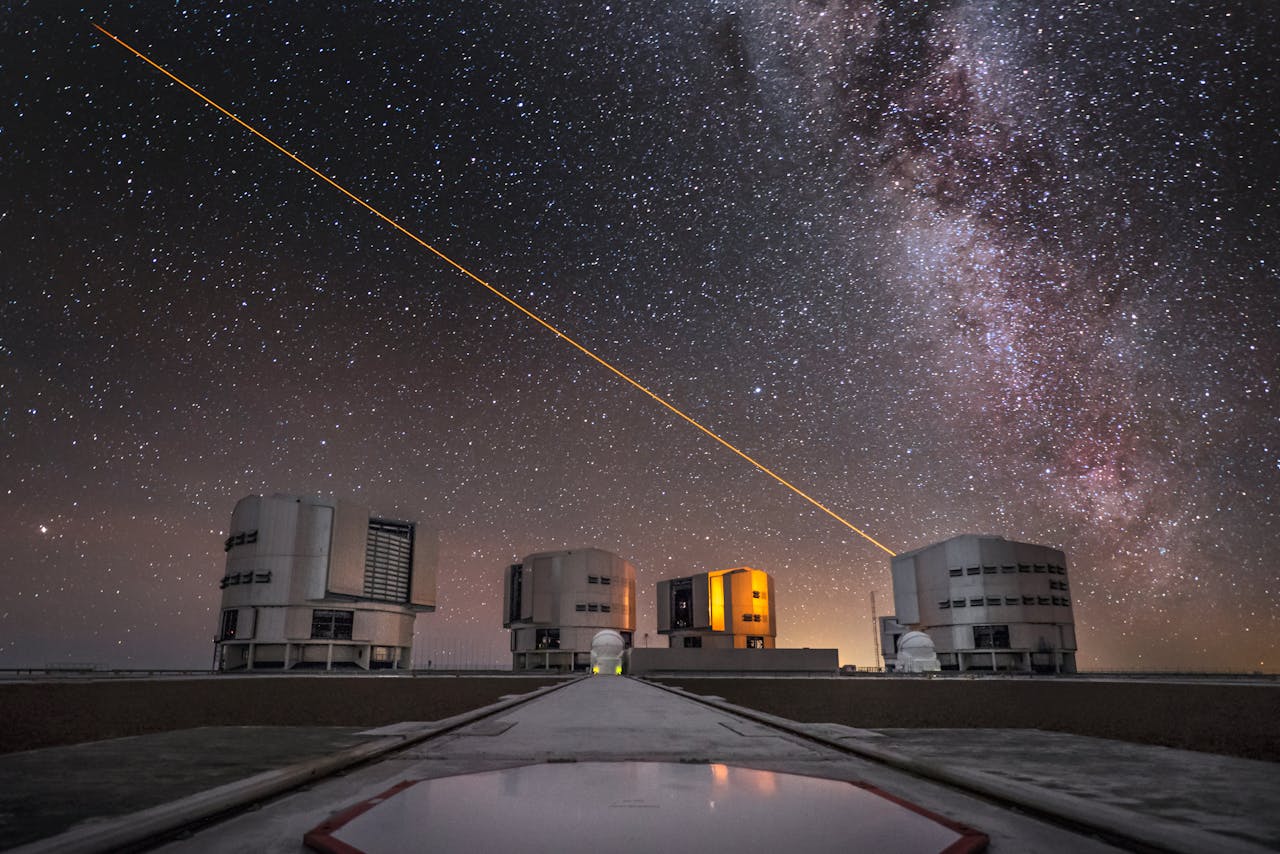 De Unit Telescopes van de Very Large Telescope (VLT) op ESO's Paranal Observatorium, hier onder de Melkweg.