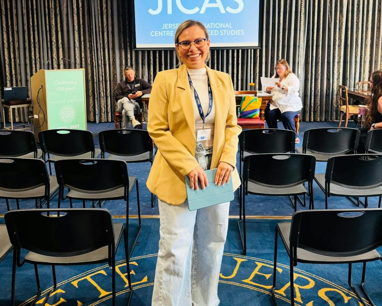 Ik won de New Young Voice in Island Studies Award 2025 voor beste presentatie! Thais Franken bij haar presentatie op Jersey Island