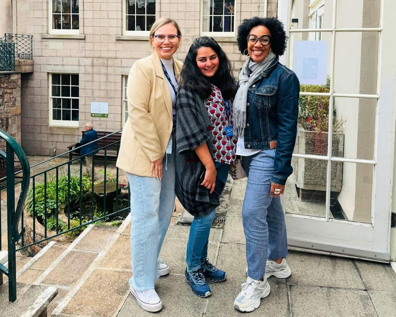 De conferentie op Jersey Island laat zien hoe sterk een gemeenschap van eilandonderzoekers kan zijn: kritisch, warm, nieuwsgierig. Thais Franken met collega's op een conferentie op Jersey Island