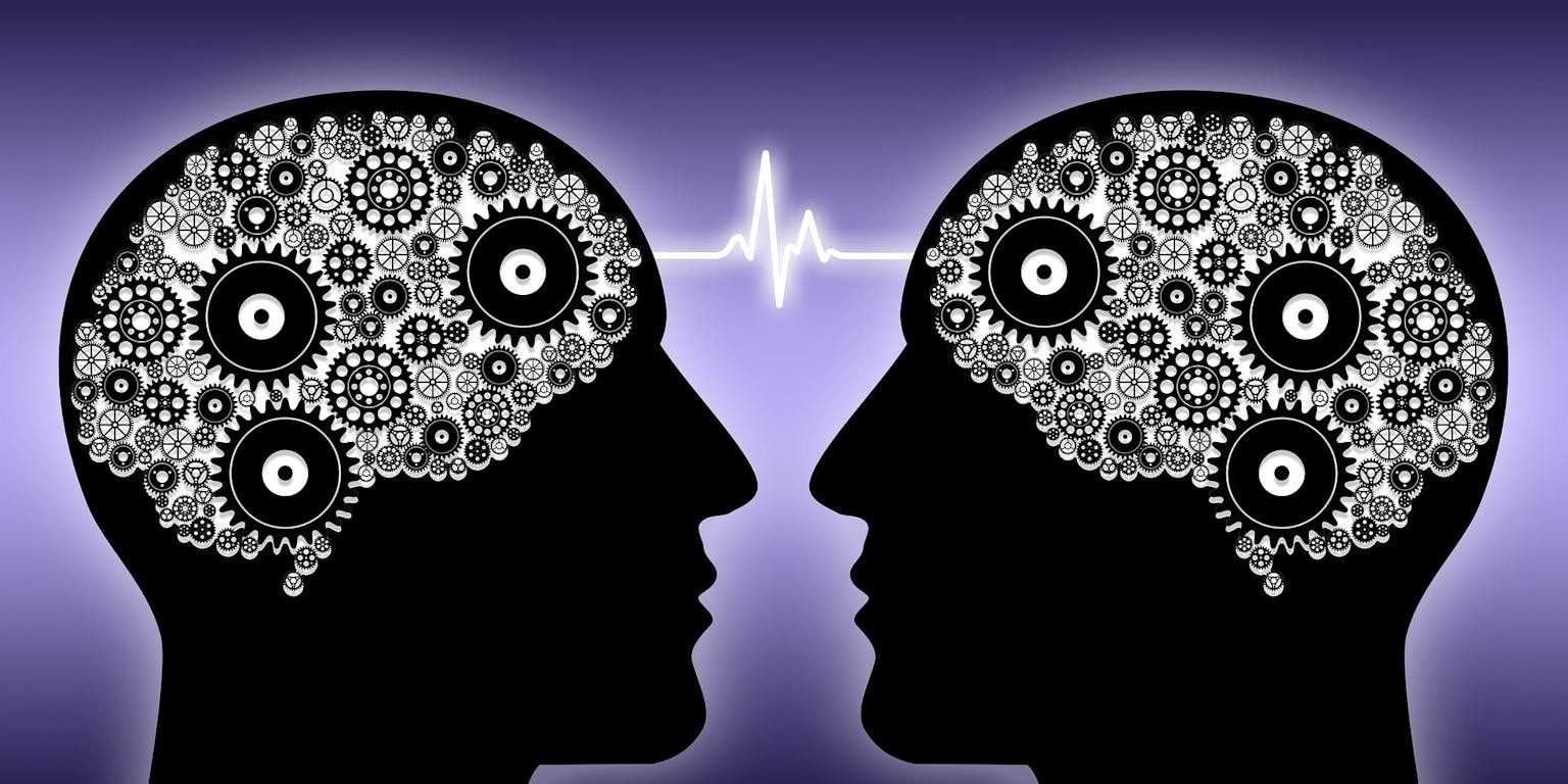 Twee hoofden met tandwielen in hun hoofd kijken elkaar aan