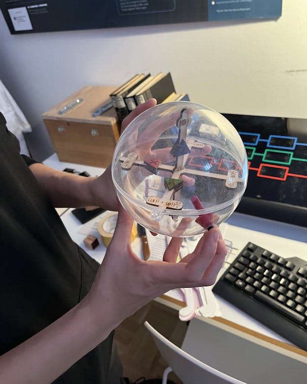 Deze zogeheten Blochsfeer is een model voor een qubit. De doorzichtige bal bevat een pijl die naar elk puntje op het oppervlak van de bal kan wijzen, dus niet alleen omhoog of omlaag (nul of een).  Twee handen houden een grote doorzichtige bal vast met daarin een pijl die naar elk puntje op het oppervlak van de bal kan wijzen.