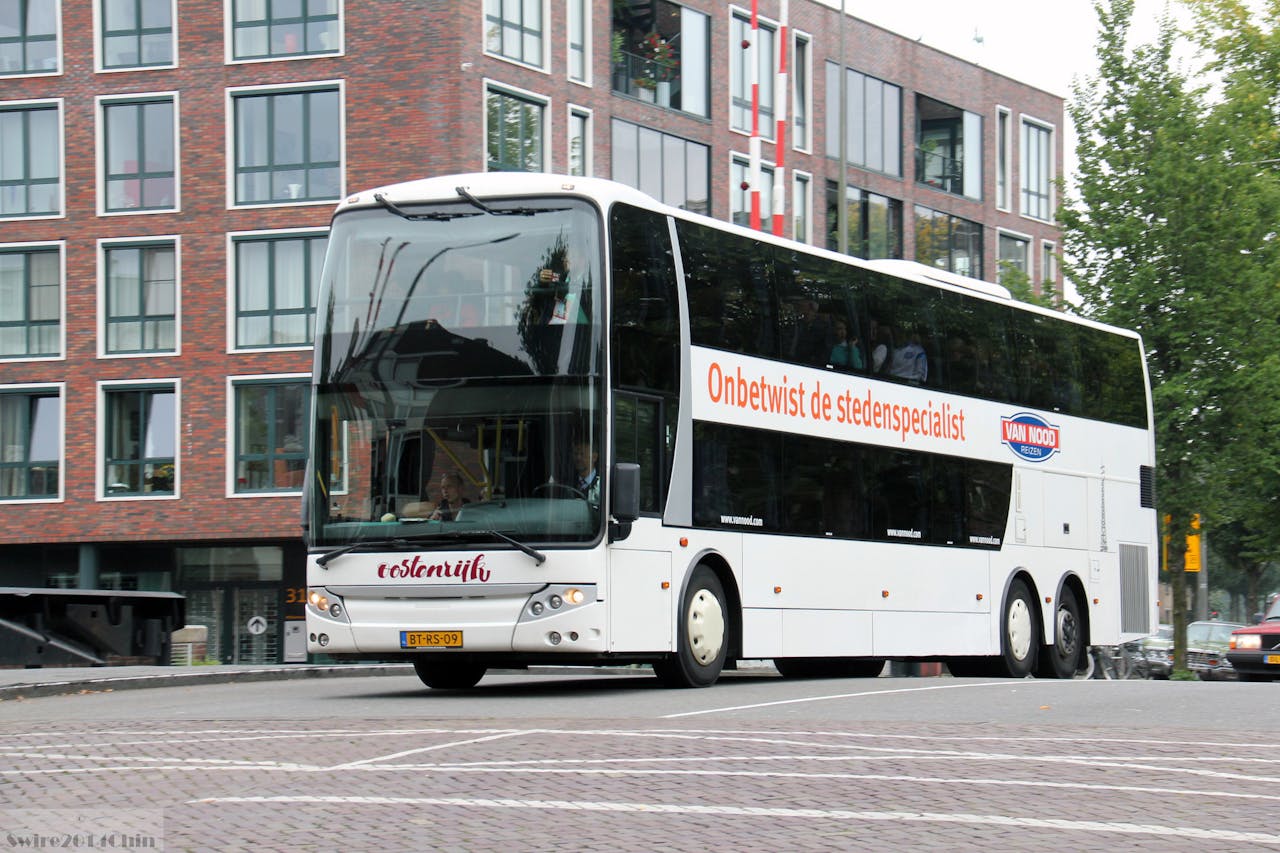 De manier waarop we ons voortbewegen op onze vakantieplek, beïnvloedt ook wat we van een land zien. Zo spreek je op een georganiseerde reis vooral je reisgenoten; als je met het openbaar vervoer ter plekke reist juist veel mensen uit het land zelf.