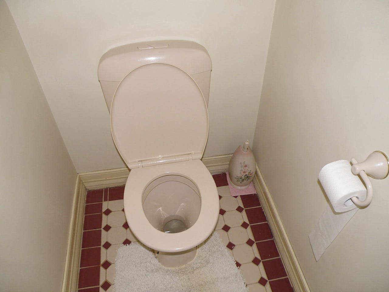Een toilet met de klep omhoog.