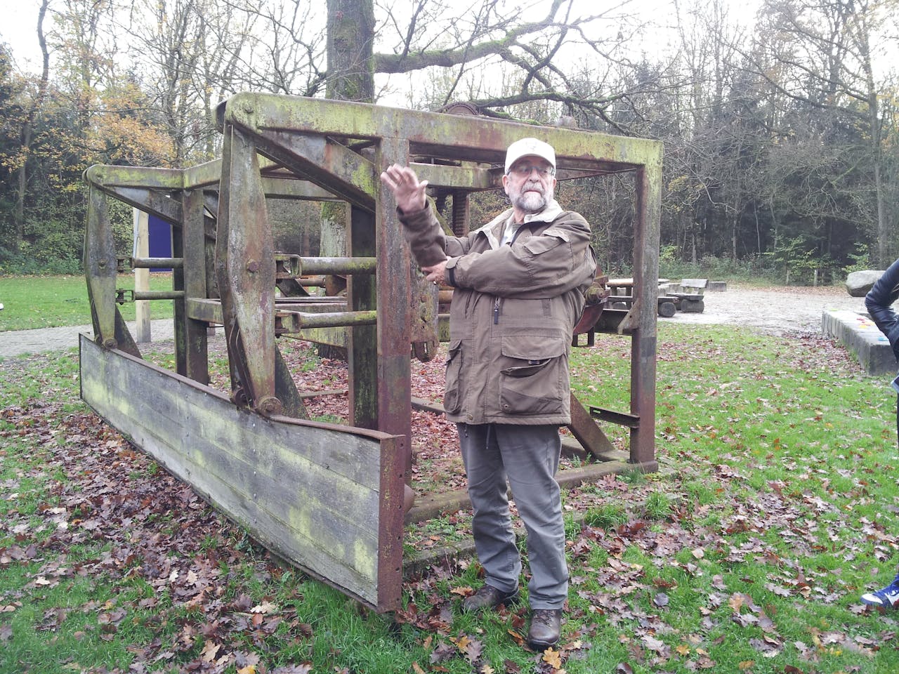 Ingenieur Ton van der Meulen, bij een voormalige golfmachine. Het houten schot kon heen en weer bewegen, waardoor golven ontstonden.